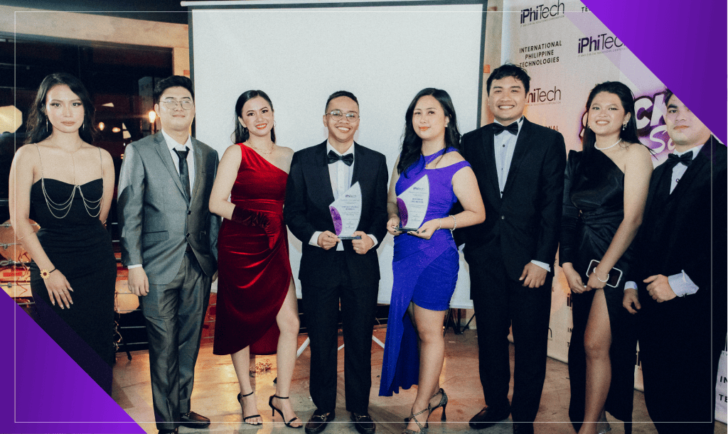 iPhitech employees received their respective awards on the Year-End Party